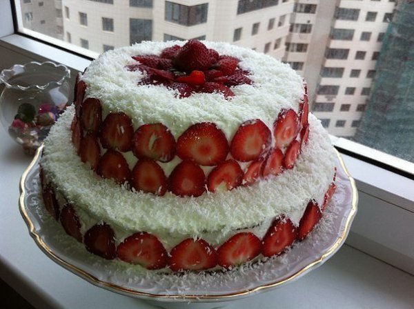 Торт с клубникой.Ингредиенты:пышка:2 яйца1 стакан сахара1/2 банки сгущен. молока1 стакан сметаны2 ...