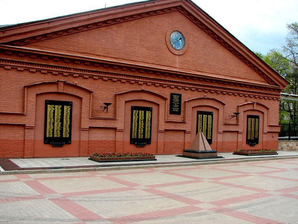 Надо знать: загадка остановившихся часов.Во внутреннем дворике музея «Вселенная воды» находится ... - 3