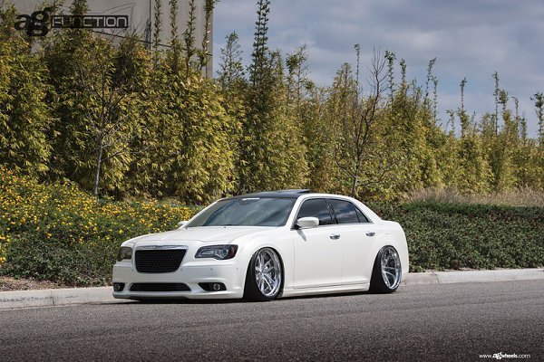 Chrysler 300C SRT-8.