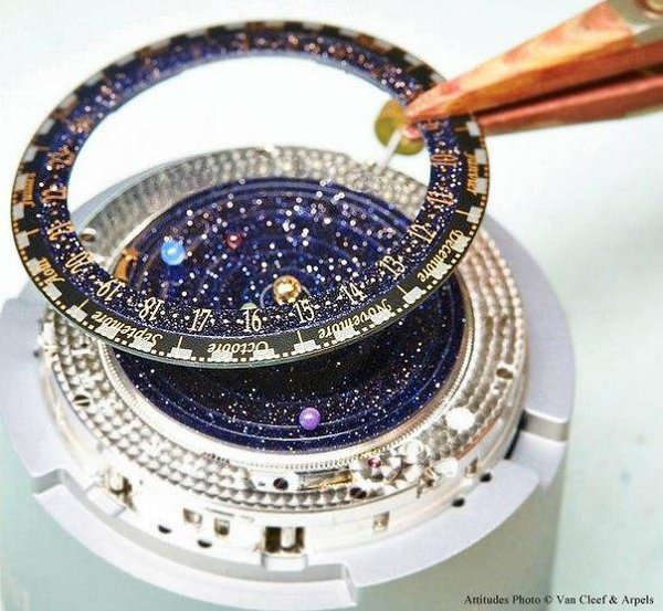 Эти часы, созданные Van Cleef & Arpels, показывают точное движение планет в нашей солнечной ... - 4