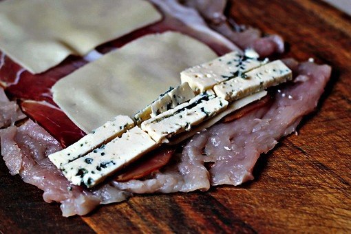 Куриный рулет с начинкой из сыра, бекона и перчика.Ингредиенты:- 3 куриных грудки- 6 ломтиков ... - 5