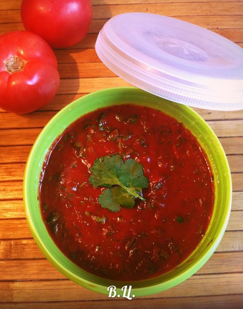 Томатный соус по-домашнему к мясу. Необходимо:1 банка томатной пасты ( у меня