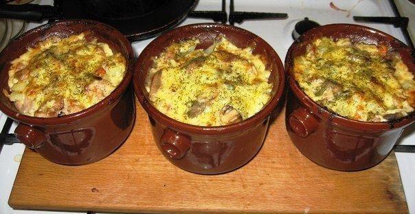 Как сделать вкусные пельмени в горшочках.Ингредиенты на 2 горшочка 0,5 литра.:пельмени - 300 ...