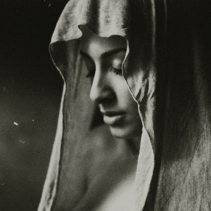Ты — женщина, ты — книга между книг, Ты — свернутый, запечатленный свиток; В его строках и дум и ...