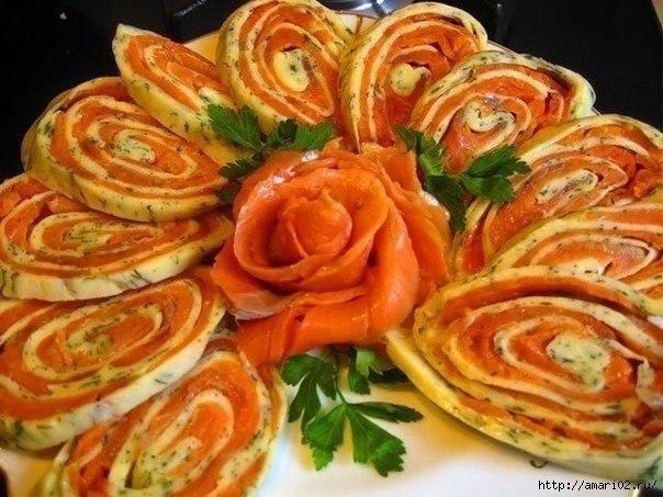 Сырный рулет с сёмгой , действительно , замечательная закуска к праздничному столу. Стоит немножечко ...
