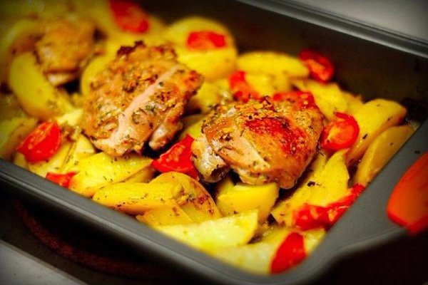 Курица, маринованная в кефире, запечённая с картофелем с травами и чесноком.Время приготовления - 50 ...