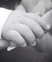 Когда маленькая ручка крепко держит тебя за руку — какая разница, что там творится в этом непонятном ...
