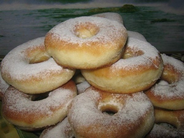Пончики вкуснейшие. Ингредиенты: Молоко комнатной температуры — 125 мл Яйцо — 1 шт. Соль — 1/4 ч. л. ...