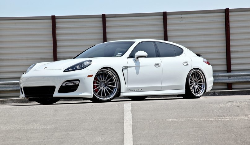 Porsche Panamera GTS.