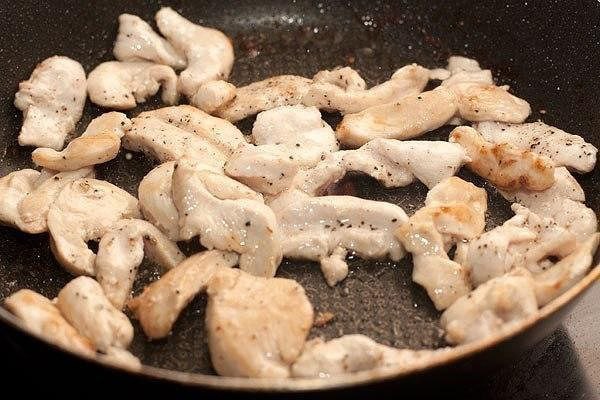 Салат с куриной грудкой.Ингредиенты на 4 порции:- Китайский салат (китайская капуста) 300 г- Перец ... - 4