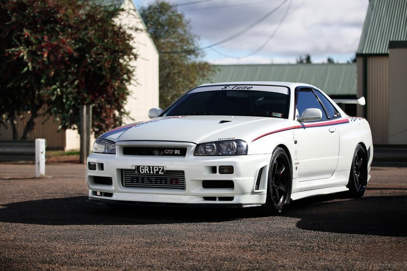 Nissan Skyline GT-R (R34).