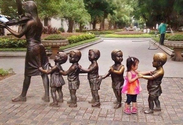 Фотографироваться с памятниками учитесь у детей. - 4