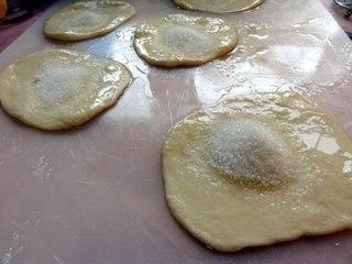 Плюшка сахарная.В детстве я эти плюшки обожала. Возьмешь такую к чаю, и сидишь, раскручиваешь, ... - 3