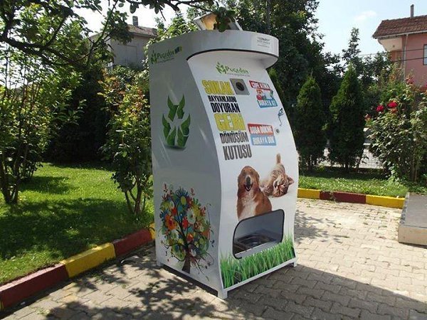 Турецкая компания Pugedon устанавливает на улицах Стамбула необычные автоматы для сбора пластиковых ... - 5