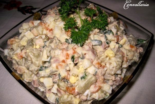 Салат для любимой.:).Куриное филе - 150 г.Яйца - 4 шт.Чеснок - 3 зубка.Лук репчатый - 1 ...
