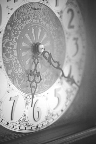 Секунды без любимого человека — часы. Часы с любимым человеком — секунды.