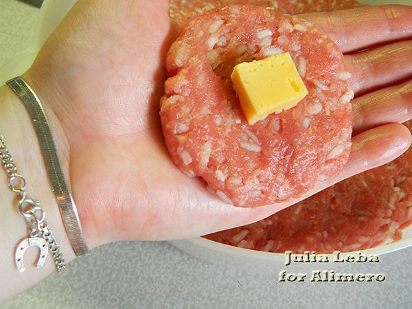Ёжики в сметанном соусе.Пригодятся следующие продукты:— 800 г говядины (можно взять свинину или ... - 4