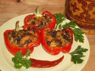 Фаршируем перец курицей и грибами. Ингредиенты: 6-7 шт. перец сладкий 1 шт. грудка куриная 300 г ...