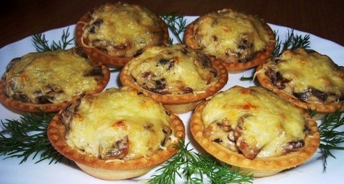 ЖЮЛЬЕН В ТАРТАЛЕТКАХ.ИНГРЕДИЕНТЫ: Грудка куриная (вареная) — 400 г Шампиньоны (свежие) — 400 г Лук ...