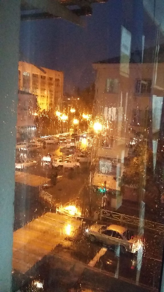 За окном тихо плачет дождь.Над ее непонятной судьбой.Он ушел, и его не вернешь.Да и надо ли? Бог с ...