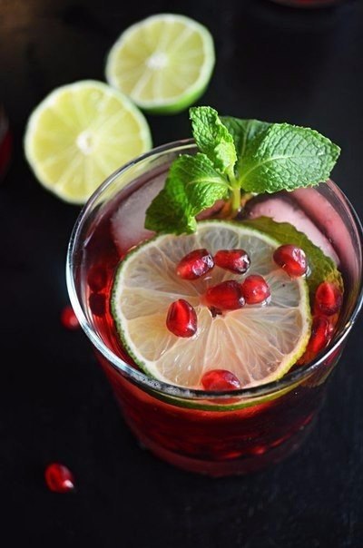 Гранатовый мохито. Вкусно, быстро, полезно.Нам понадобится:- 3-4 ст.л. гранатовых зерен;- пучок ...