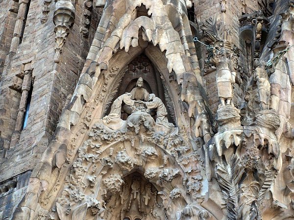 Sagrada Familia - самое памятное и гротескное творение Антонио Гауди.Одним из самых удивительных ... - 12