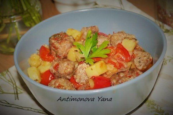 Мясные тефтели тушеные с овощами.Автор: Яна АнтимоноваРецепт:мясной фарш(свинина и говядина) 500 ...