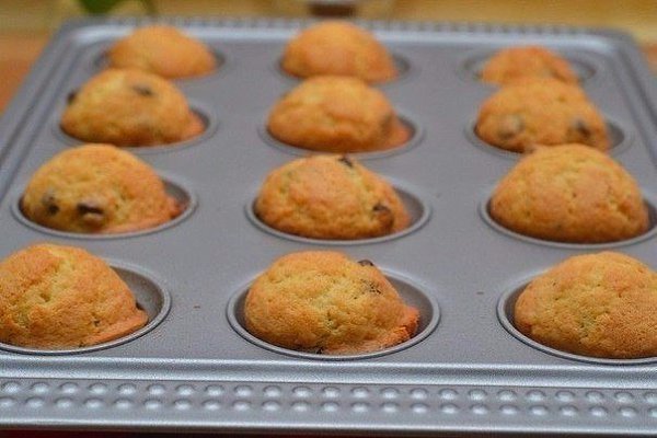 Маффины с шоколадом.Ингредиенты:Масло сливочное — 100 гСахар — 100 гЯйцо — 3 шт.Мука — 200 ... - 4
