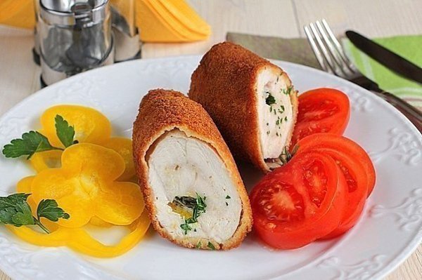 Котлеты по-киевски.Ингредиенты4 шт. филе куриное 2 шт. яйца куриные 100 г масло сливочное 400 г ...