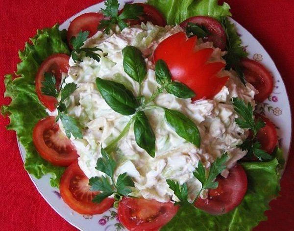 Cалат с курицей, яйцом и яблоком.Ингредиенты:Куриное филе - 350 г.Огурец свежий - 1 шт.Яйца - 3 ...