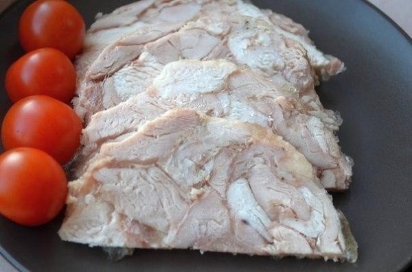 Ветчина из курицы.на 100грамм - 214.21 ккалБ/Ж/У - 26.97/11.27/1.31Ингредиенты:- до 1 кг курица- 1 ...