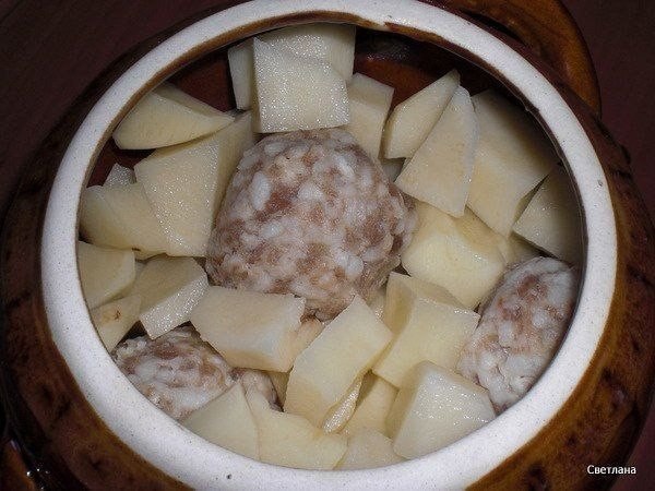 Фрикадельки с картошкой и грибами под сыром. Ингредиенты: - картошку 2 шт. - фрикадельки 3 шт. - ... - 2