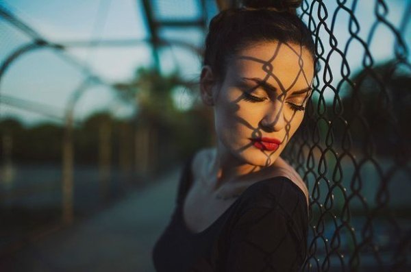 Расстаться можно и любя...боль рассосётся понемногу... Но только обманув себя...мы обмануть не ...
