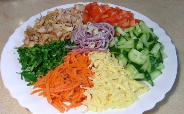ТОП-6 САЛАТОВ С ОГУРЧИКАМИ.1) КУРИНЫЙ САЛАТ ИНГРЕДИЕНТЫ: Копченая куриная грудка — 200 г Огурец ... - 4
