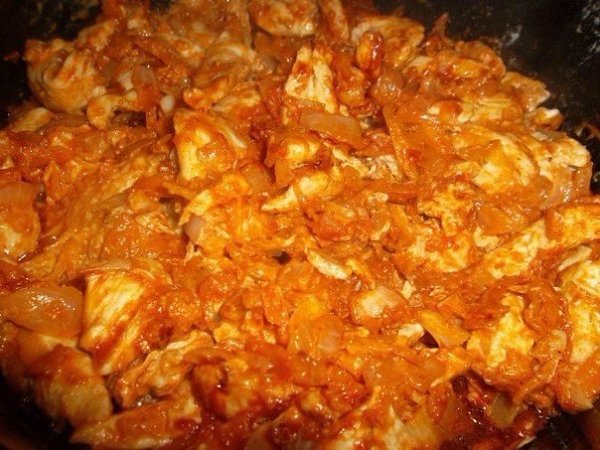 Гуляш из куриного филе.Ингредиенты:Филе куриное — 500–600 гМорковь — 1 шт.Лук — 1–2 шт.Чеснок — 1–2 ... - 5