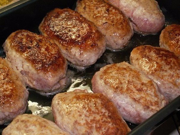 Котлетки под шубкой.Ингредиенты:Фарш (из индейки) - 1 кгЯйцо куриное - 2 штБатон (белый, без ... - 4