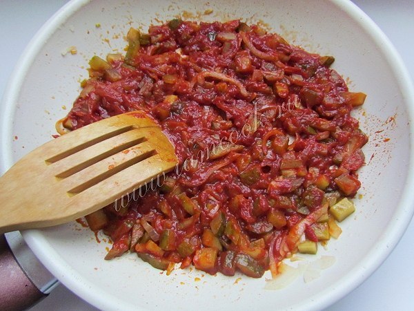 Солянка с колбасой и курицей.Ингредиенты:Куриная грудка - 350-400 граммов;колбаса копченая - 200 ... - 8