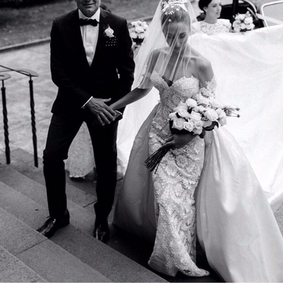 Если девушка выходит замуж. Выходите девки замуж. Чеченские статусы. Если девушка выходит замуж. Замуж надо выходить столько сколько зовут.