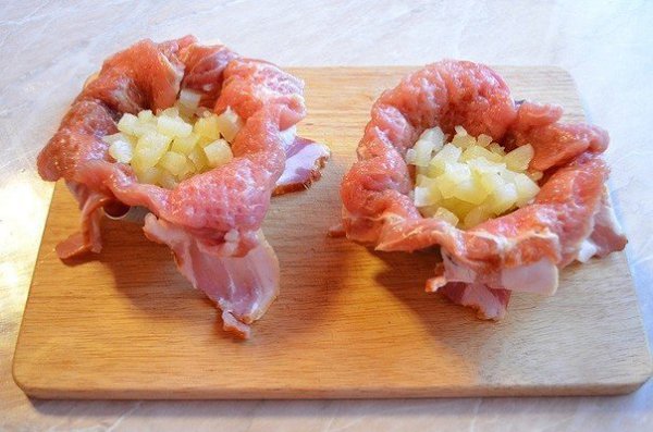 Мясные бомбы с ананасами.Ингредиенты на 2 порции:Свинина - 2 нежирных куска (каждый кусок примерно ... - 8