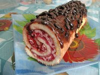 Бисквитный рулет с малиной.Рулетик получился очень вкусным и необычным. Особых умений не ...