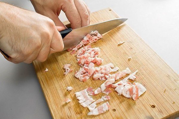 Картофель, запеченный в мундире. Ингредиенты (4 порции): Картофель - 4 шт. Чеснок - 4 зубчика Масло ... - 4