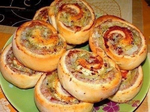 Мясные мини-рулетики.Ингредиенты:Тесто:1,5 стакана муки1 желток0,5 ст.л. сахара0,2 ч.л. соли25г ...
