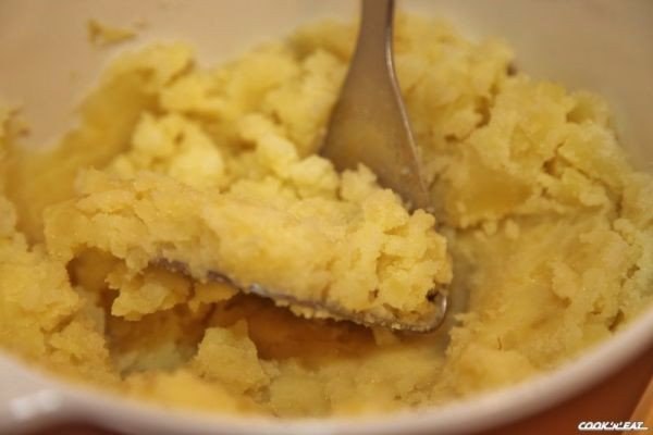 Картофельная запеканка с мясом.Ингредиенты:Картофель — 1,3 кгФарш говяжий — 500 гЛук репчатый — 2 ... - 6