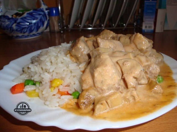 МЯСО В СЫРНОМ СОУСЕ.Ингредиенты:- Мясо — 1, 5 кг- Шампиньоны — 0, 5 - Сыр плавленый — 250 г- Ложка ...