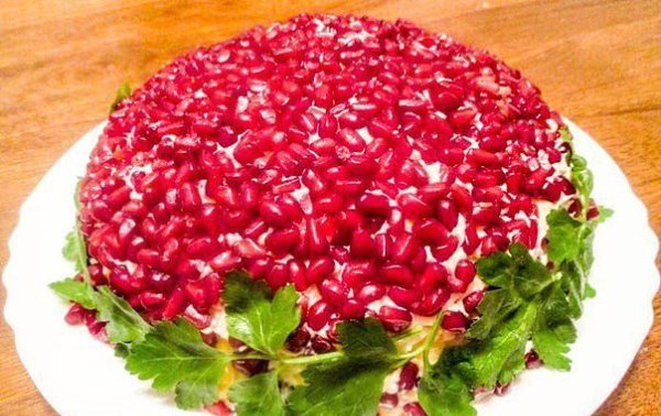 10 НЕВЕРОЯТНО ВКУСНЫХ САЛАТОВ.1) Салат «Подарок»ИНГРЕДИЕНТЫ:Этот салат уложить слоями и каждый ... - 2
