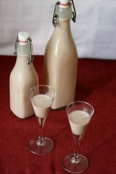 Ликер Irish cream.Ингредиенты (на 1,25 литра):1-1,5 ст л свежезаваренного кофе1,5 ст л растопленного ...