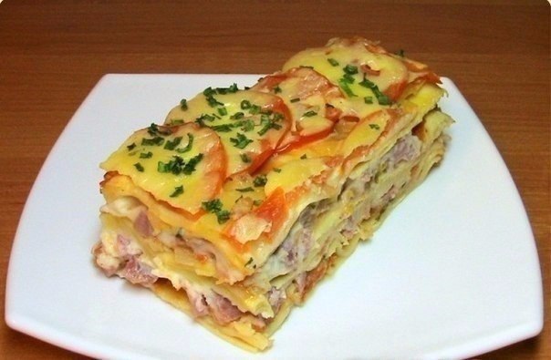 Лазанья с помидорами, сыром и ветчиной.Ингредиенты:250 г листов лазаньи1 кг помидоров500 г ...