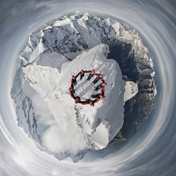 Сотни альпинистов поднялись на Альпы для эпических фотографий. - 4