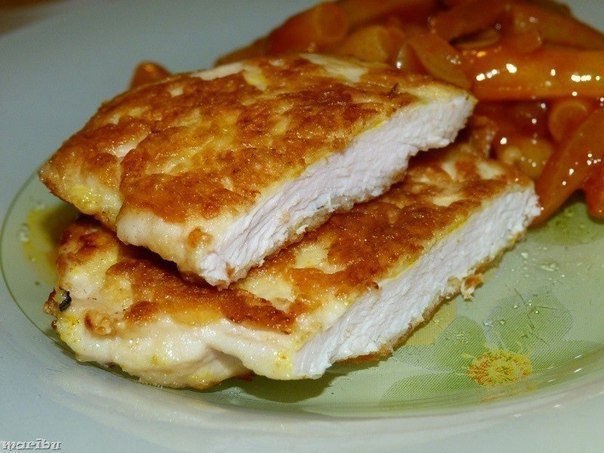Очень нежные куриные отбивные с хрустящей сырной корочкой.Ингредиенты:- 500 гр куриного филе- соль, ...