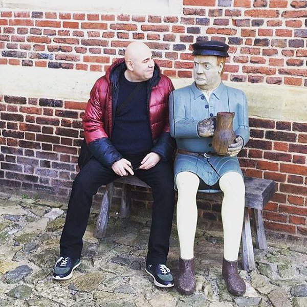 Вот так запросто на скамейке с Генрихом Vlll. @prigozhin_iosif #hamptoncourt